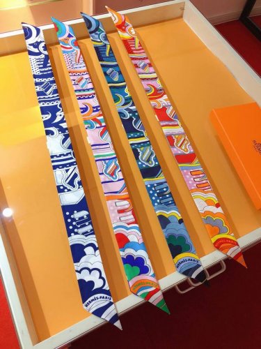 Phms1958专柜同步 爱马仕新款Twilly 福宝大道的彩虹 顶级斜纹真丝打造 超精细的印花 字迹非常清晰 绝对是送礼自用的首选丝带既可绕于颈间，亦可缠于腕