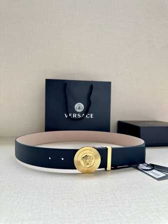 宽度3.8Cm 此款衣领铆钉腰带由柔软的皮革制成，饰有带金属环的Medusa Biggie搭扣。 Medusa Biggie搭扣 衣领铆钉闭合 材质：100%牛 - 点击图像关闭