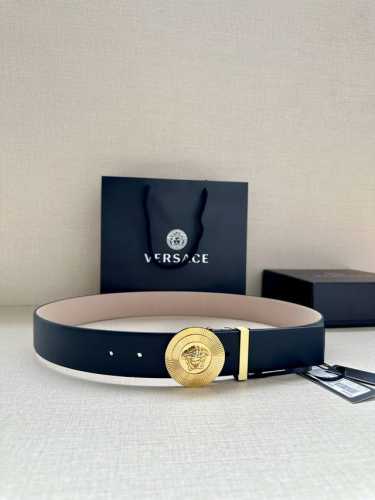 宽度3.8Cm 此款衣领铆钉腰带由柔软的皮革制成，饰有带金属环的Medusa Biggie搭扣。 Medusa Biggie搭扣 衣领铆钉闭合 材质：100%牛