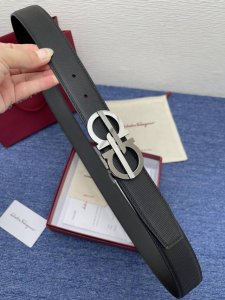 品牌 菲拉.格慕 3.5cm. 特 描述 这款皮带采用天然粒纹皮革材质，颇具都市风范，细节充满动感。同色调金属Gancini扣饰带有撞色衬里，为其增添时髦气息。