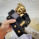 范思哲，宽4.0Cm此款双面腰带采用光滑的Saffiano皮革制作，并配有3D美杜莎腰带扣。一面为单色设计，另一面饰有Tabloid印花。此款印花既是对当下名人