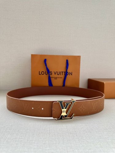 特P200 Lv Shadow 腰带拥有 Monogram Shadow 皮革的经典风尚和素面皮革的内敛格调，再为 Lv 搭扣描绘珐琅条纹，以摩登笔触焕新男士衣