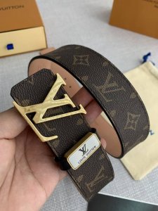 品名： Lv..路易..威登腰带皮带原单 型号：挂扣，经典纯钢材质双色挂扣，图片实物拍摄 材料：头层牛皮，挂扣系列，纯钢材质扣头，钯镀电镀工艺永不掉色。经典咖老