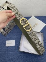 迪奥550 3.5Cm。特 这款 Montaigne Avenue 腰带从同名手袋汲取灵感，采用黑色光滑 牛皮革精心制作，质感柔软，设计优雅，饰以富有光泽的新款