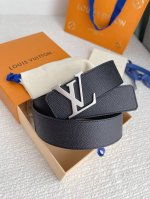 L0Uis Vuitt0N Lv 男士专柜品质掌纹腰帶 寬度40毫米 配置精钢字母搭扣 扣头可随意搭配 ～双面小牛皮设计 皮质柔软 手感细腻舒适