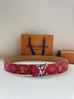 特 本款4.0宽 Lv Initiales 双面腰带推出缤纷新色。一面为华美 Taurillon 皮革铺陈品牌经典图案，一面以光滑素雅牛皮革展露低调个性。Lv