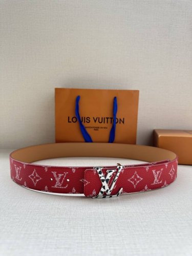 特 本款4.0宽 Lv Initiales 双面腰带推出缤纷新色。一面为华美 Taurillon 皮革铺陈品牌经典图案，一面以光滑素雅牛皮革展露低调个性。Lv