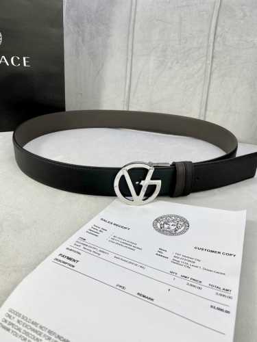 宽度4.0Cm Versace 范思哲 此款两面用皮革腰带的搭扣饰有品牌标志性的金 银色闪光virtus五金配件。