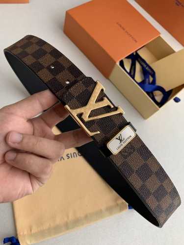 品名： Lv..路易..威登原单 型号：挂扣，精雕花纹钢扣，图片实物拍摄 材料：头层牛皮，挂扣系列，纯钢质扣头，钯镀电镀工艺永不掉色。带身可双面使用，咖格皮底，
