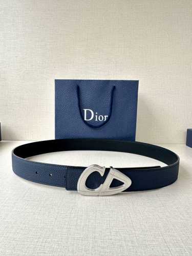 宽度3.5Cm Dior 这款黑色哑光涂漆饰面 不锈钢腰带扣是春季男装系列新品，展示 Cd30 标志，灵感源自 B30 运动鞋。可与各式 35 毫米腰带搭配，提
