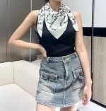 Chanel新款 温柔而娴静，珍珠优雅气质！ 柔软顺滑的感觉真的舒服到心都化了！Chanel经典珍珠元素新款真丝方巾！懂货的拿在手里一看，就会爱死，经典珍珠系列