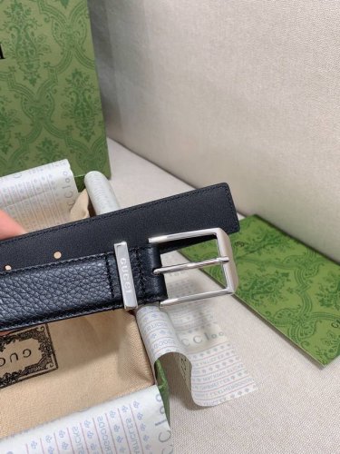 各式基础款配饰惊艳亮相Gucci 2024早秋系列，缔就实用性与时尚感兼济的百搭单品。这款腰带选用黑色皮革匠心打造，巧妙融入长方形银色调腰带扣和Gucci刻花腰