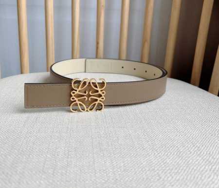 特 LOEWE 罗意威 专柜最新同款腰带 宽：2.8cm 选用光滑牛皮革双面腰带 配有Anagram针扣五孔调节 卓越的工艺 个性的造型 精美的材质 - 点击图像关闭