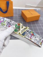 特 寬：40Mm 驢家ss新品 寬度40Mm 訂制帆布面料融入粉筆塗鴉風格效果 襯托柔軟原廠小皮 搭配精緻的双色扣 雙面可用