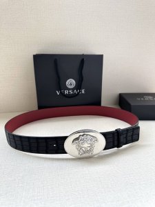 宽度：4.0Cm 范思哲 此款椭圆五金配件、腰带饰有标志性的Versace美杜莎头像扣，彰显品牌格调。是一款精美的衣橱必备单品。