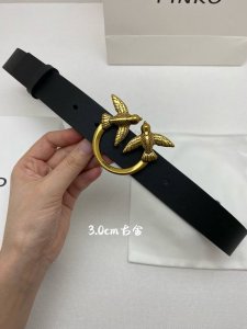 pinko燕子品牌标志性的标识经重新诠释后，以光彩夺目的金色调呈现在这款女腰带美点3.0Cm