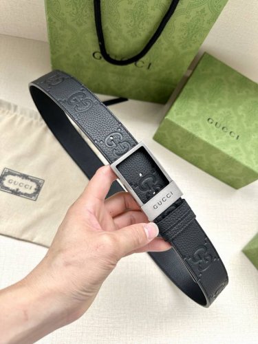 特 宽度3.8Cm Gucci 衔接品牌的过去和现在，以焕新方式继续演绎经典元素。这款黑色皮革腰带饰有Gg字母交织图案，以Gucci刻花呈现长方形搭扣开合设计。
