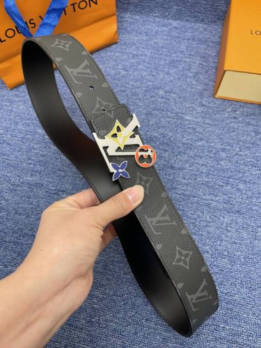 品牌Lv 4.0Cm 特 描述这款饰有Lv带扣的腰带配以水牛皮衬里，覆以Monogram 牛皮。展现细腻的品牌特质，是牛仔裤的理想配件 Lv字母带扣 Monog