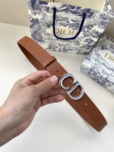 特 宽度3.0Cm Dior 迪奧 爆款平面無線帶身 Saddle两面头层牛皮皮带。 光亮金属“Cd”标志 採用進口雙面頭層牛皮