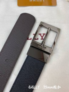 bally 巴利 专柜同款 男士休闲双面用腰带，宽3.5Cm 双面牛皮是打造晚间都市时尚造型的完美之选。此款腰带以小牛皮精制而成，优雅精致，并融入了品牌标志性L