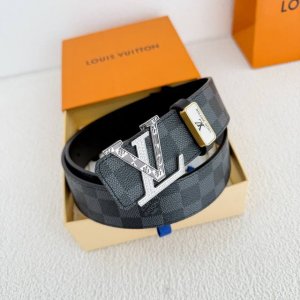 品名： Lv..路易..威登腰带皮带原单 型号：挂扣，经典纯钢材质镶钻挂扣，头层牛皮，图片实物拍摄 材料：头层牛皮，挂扣系列，纯钢材质扣头，钯镀电镀工艺永不掉色
