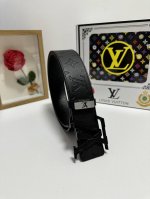 品名：Lv..路易..威登 材质：原单牛皮腰带 百分百头层牛皮腰带保证真皮，24K纯钢扣，专柜原单品质、做工精细，时尚大牌，送人自用首选 包装： 请认准如图专柜
