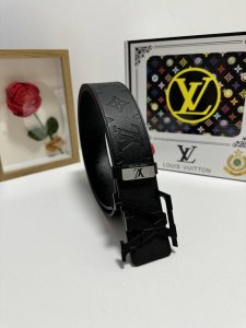 品名：Lv..路易..威登 材质：原单牛皮腰带 百分百头层牛皮腰带保证真皮，24K纯钢扣，专柜原单品质、做工精细，时尚大牌，送人自用首选 包装： 请认准如图专柜