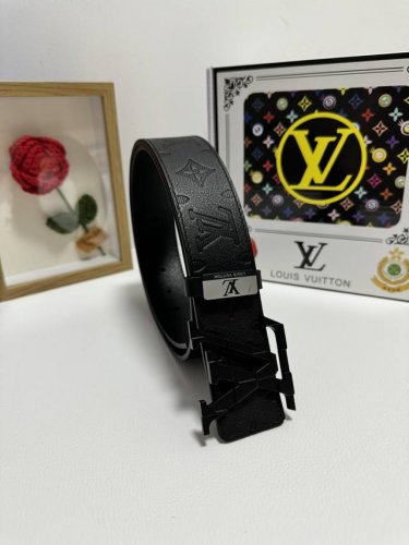 品名：Lv..路易..威登 材质：原单牛皮腰带 百分百头层牛皮腰带保证真皮，24K纯钢扣，专柜原单品质、做工精细，时尚大牌，送人自用首选 包装： 请认准如图专柜