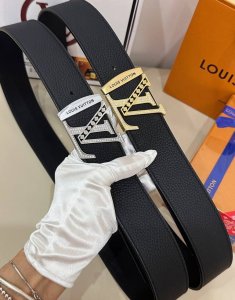 皮带：Lv.路易威登顶级复刻- 腰带：原单品质百分百进口原厂头层牛皮，保证真皮。内穿暗扣尾巴自动滑道系列，雕花镂空镶钻石设计24K纯钢扣材质，采用真空电镀工艺