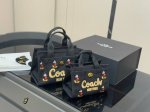 配盒 Coach 蔻驰 Cargo Tote 单宁牛仔托特包 千呼万唤的牛仔系列终于来噜～ 对牛仔真的毫无抵抗力 自己搭配小挂件会更Q 尺寸:20.15Cm 2