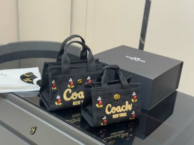 配盒 Coach 蔻驰 Cargo Tote 单宁牛仔托特包 千呼万唤的牛仔系列终于来噜～ 对牛仔真的毫无抵抗力 自己搭配小挂件会更Q 尺寸:20.15Cm 2