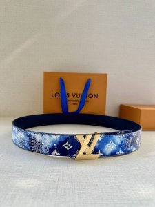 4.0宽 Lv Initials Mng Bandana 双面腰带瞩目焕新经典设计 一面展现 秋冬系列的 Monogram Bandana 帆布 另一面采用素净