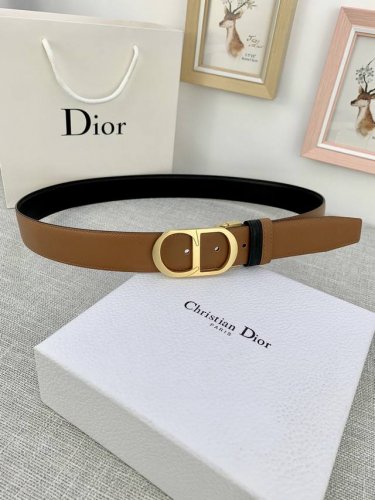 宽度3.5Cm Dior粒面触感牛皮革“Cd”皮带，搭配cd镂空扣，平纹粒面小牛皮底触感牛皮