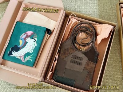 配盒 Size：19*32 包含手腕 Miumiu拼皮家族又来新配色啦 可爱的Miumiu Ivy 迷你托特缩小版的Ivy 除了可爱还是可爱呀 有种谁背都是萌萌