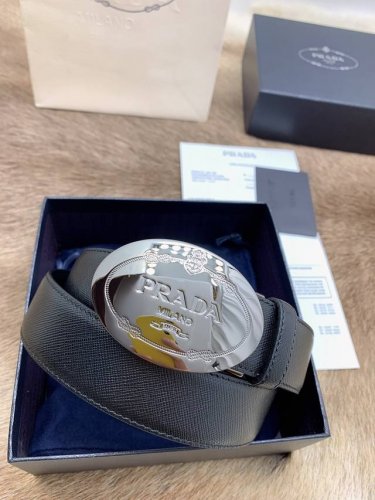 Prada 纯原普拉达双面腰带，意大利外贸公司单，Saffiano十字纹牛皮，原厂拉丝五金。男士时尚日常生活皮带，上身效果百搭休闲。宽度3.5Cm，官网同步！