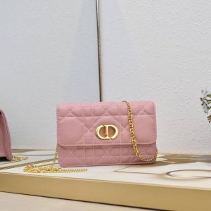 Miss Caro 链条手袋 Oblique 印花面料和光滑牛... 实用且经典。 翻盖饰以复古金色饰面金属旋钮式Cd扣环，灵感源自Christian Dior