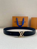 特 本款3.4宽 Lv Heritage 双面腰带以粒面和素净皮革分饰两侧，再借纹理丰富的金属搭扣升华典雅格调。锥形末端续写现代简约之笔