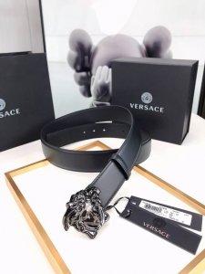 此款皮革腰带饰有标志性的Versace美杜莎头像搭扣，彰显品牌格调。是一款精美的衣橱必备单品。4.0Cm宽，