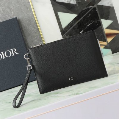 A5手拿包 黑色粒面牛皮革Cd Icon 标志 P10,000 编号:2Esca490Cdi Hoon 尺寸:26.5X17.5厘米 长X高 可收纳 A5 和美