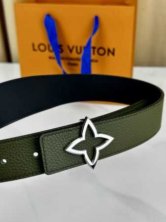 3.4Cm荔枝纹腰带，甄选细腻皮革，搭配黑色四叶花形镂空钢扣，低调奢华。三孔设计贴合身形，与Lv购物袋相得益彰，尽显精致品味，是商务与休闲场合的理想之 - 点击图像关闭