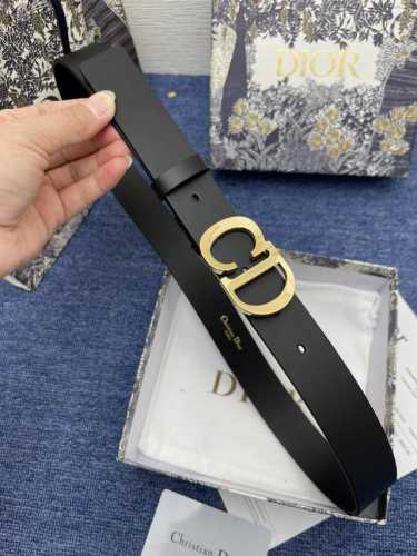 特 这款 30Cm。Montaigne 腰带从同名手袋汲取灵感，可翻面使用，以双面设计重新诠释经典。采用光滑牛皮革精心制作，一面为胭脂粉色，另一面为黑色，搭配富