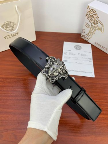 宽度4.0Cm Versace范思哲光亮开边珠平纹带身双面头层 此款腰带配有醒目的美杜莎头像搭扣，可为任何造型增添几分立体雅致效果。