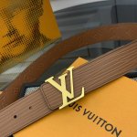 本款 Lv Initiales 宽度4.0Cm 双面腰带拥有Xl Epi皮革的较大粒面纹理，以移印工艺描绘路易威登标识，翻转即现Monogram压纹图案，搭配抛