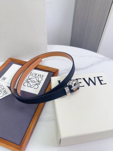 特 Loewe 罗意威专柜最新同款腰带 选用光滑牛皮革窄款腰带 配有Anagram Pebble针扣 卓越的工艺 个性的造型 精美的材质 宽:2.0Cm