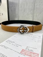 特 宽度4.0Cm Gucci 互扣式双G Logo填油扣，源自品牌辉煌的70年代典藏设计，经过重新诠释而别具新意。呈现于纤细压花皮革腰带之上。