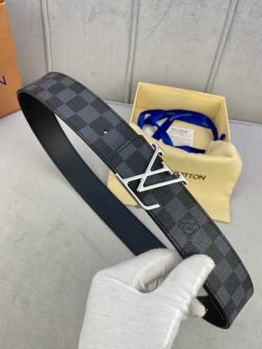 特 此款Initiales 4.0宽双面腰带以平纹小牛皮搭配品牌标志性的Damier Cobalt帆布，丰富时尚造型选择。平纹小牛皮面适合商务造型，反面的Dam