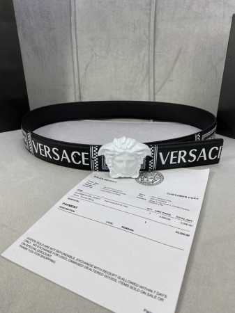 宽度4.0Cm Versace范思哲此款Palazzo腰带采用牛皮革面料制作，并饰有Le Pop Classique图案印花和标志性的美杜莎五金配件。 - 点击图像关闭