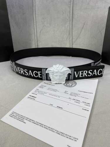 宽度4.0Cm Versace范思哲此款Palazzo腰带采用牛皮革面料制作，并饰有Le Pop Classique图案印花和标志性的美杜莎五金配件。