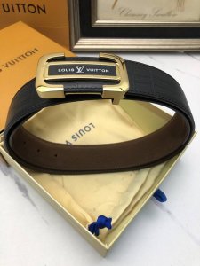 L V：原单头层牛皮压花纹，内衬头层鹿皮底，营造织纹外观。饰以标志原单扣。专柜宽度4.0