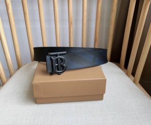 burberry 巴宝莉 Tb专属标识图案 意大利制皮革腰带 采用百搭双色设计 宽:4.0Cm 今年B家最新款式 亲们赶紧转图下单哦！ 简单精致 流行款